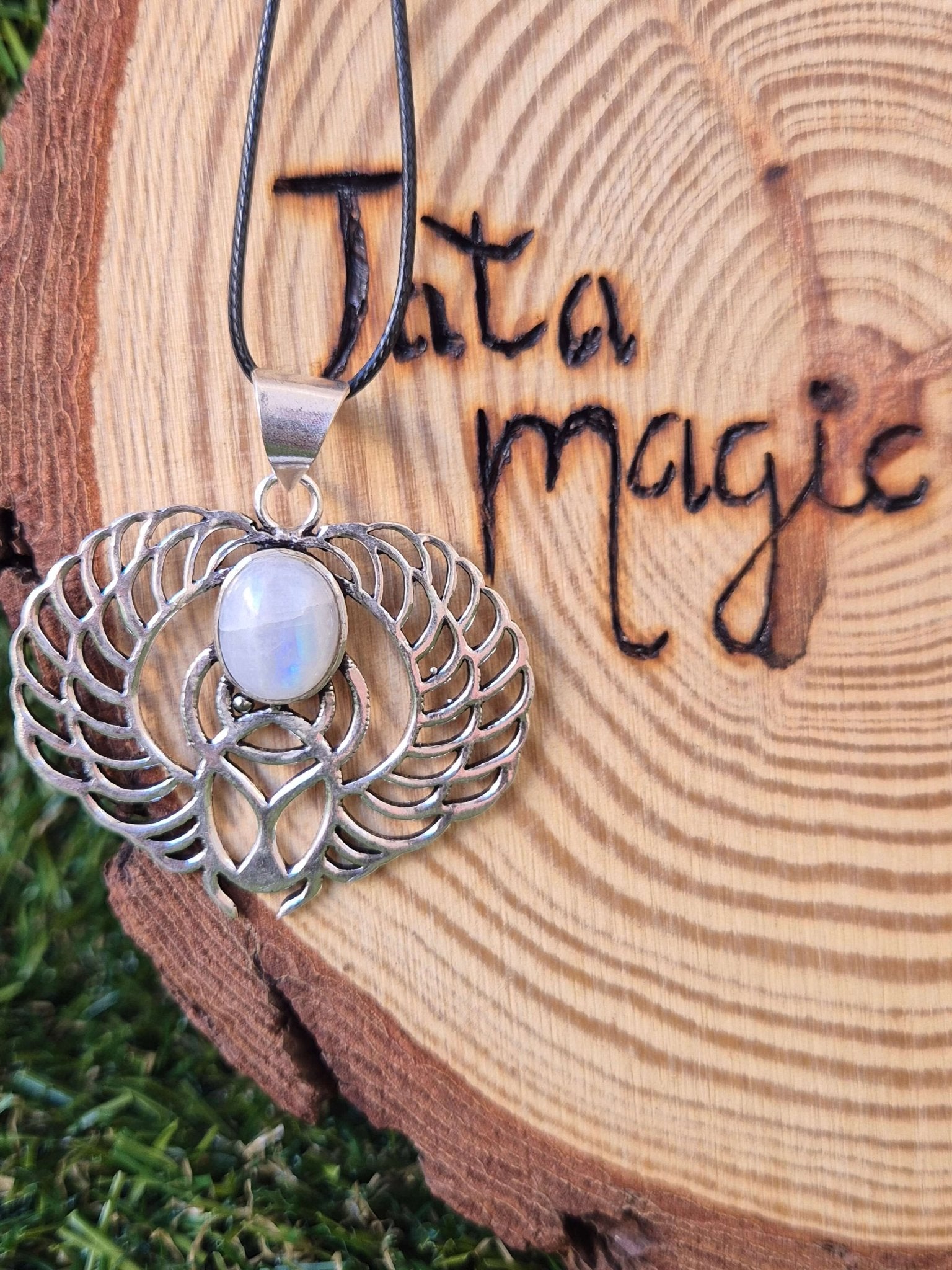 Colgante Escarabajo Alado en Baño de Plata con Piedra Luna Tienda esotérica Málaga - La Tienda de Tata Magic: tienda Esotérica en Málaga